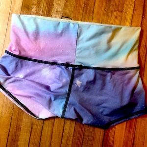 Teeki Shorts in Northern Lights print